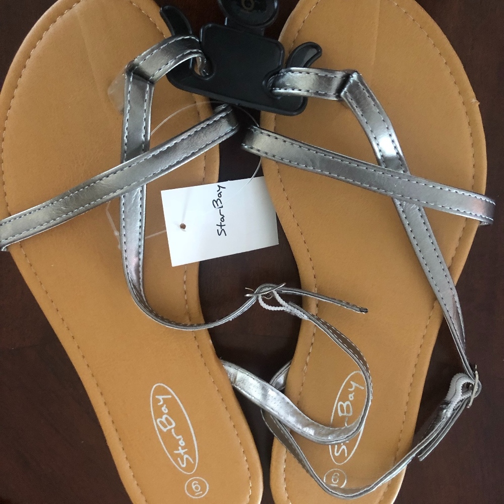 New never worn silver flats